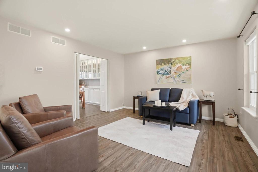525 LOUGHTON LANE