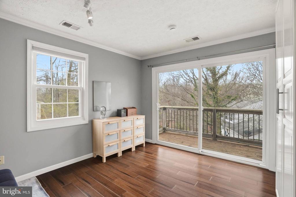 525 LOUGHTON LANE