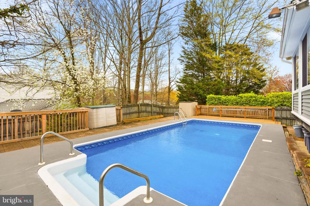 525 LOUGHTON LANE