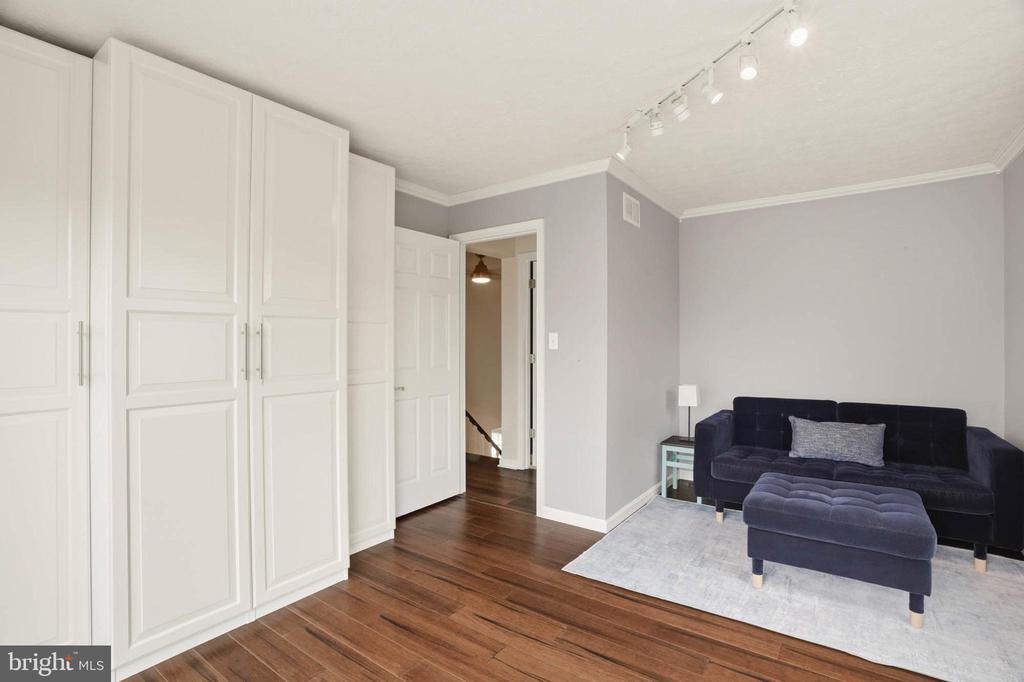 525 LOUGHTON LANE