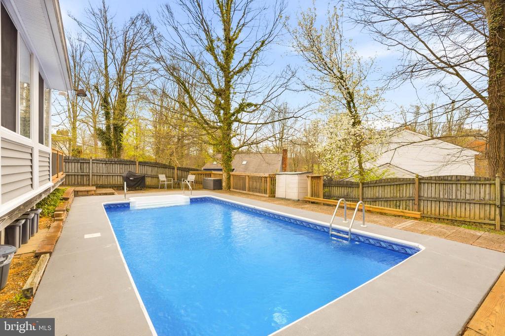 525 LOUGHTON LANE