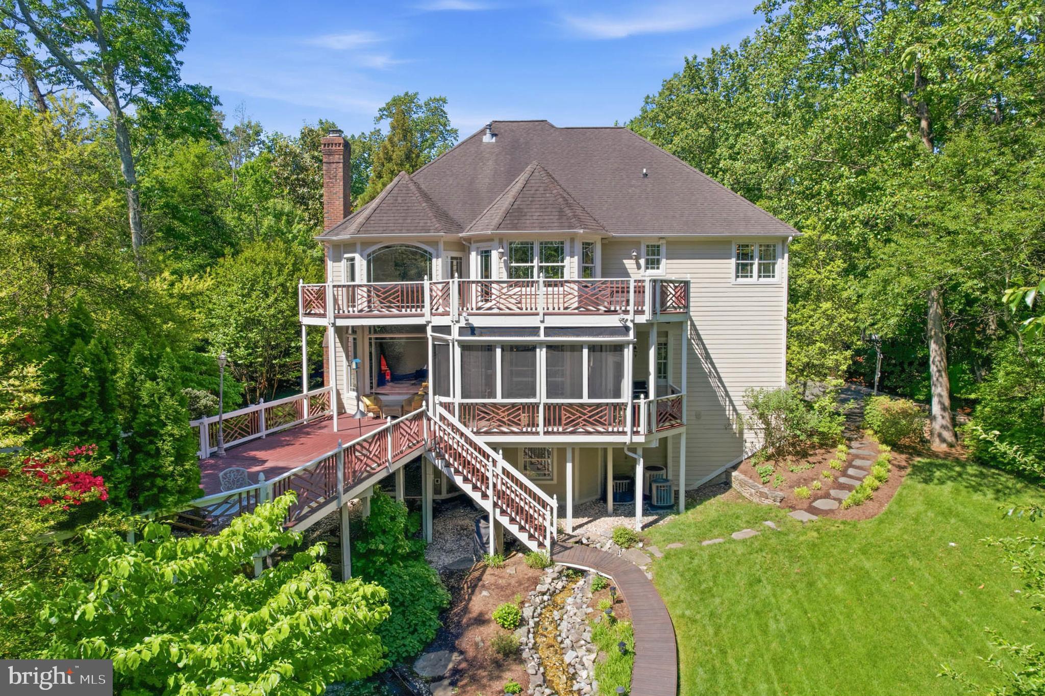 982 STONINGTON DRIVE