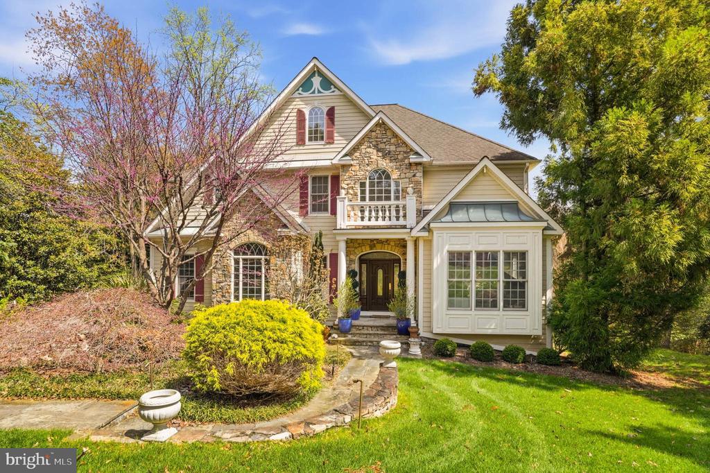 982 STONINGTON DRIVE