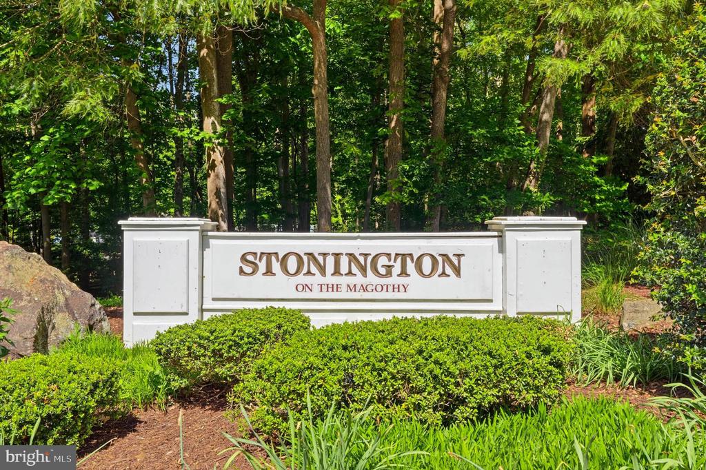982 STONINGTON DRIVE
