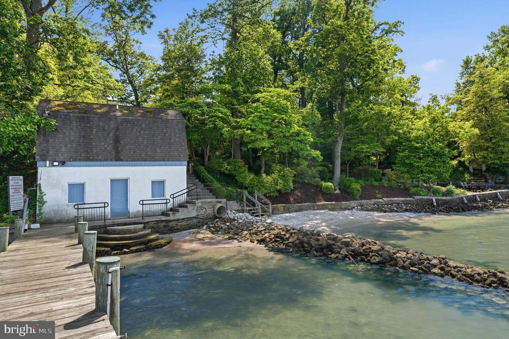 982 STONINGTON DRIVE
