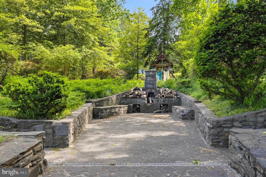 982 STONINGTON DRIVE