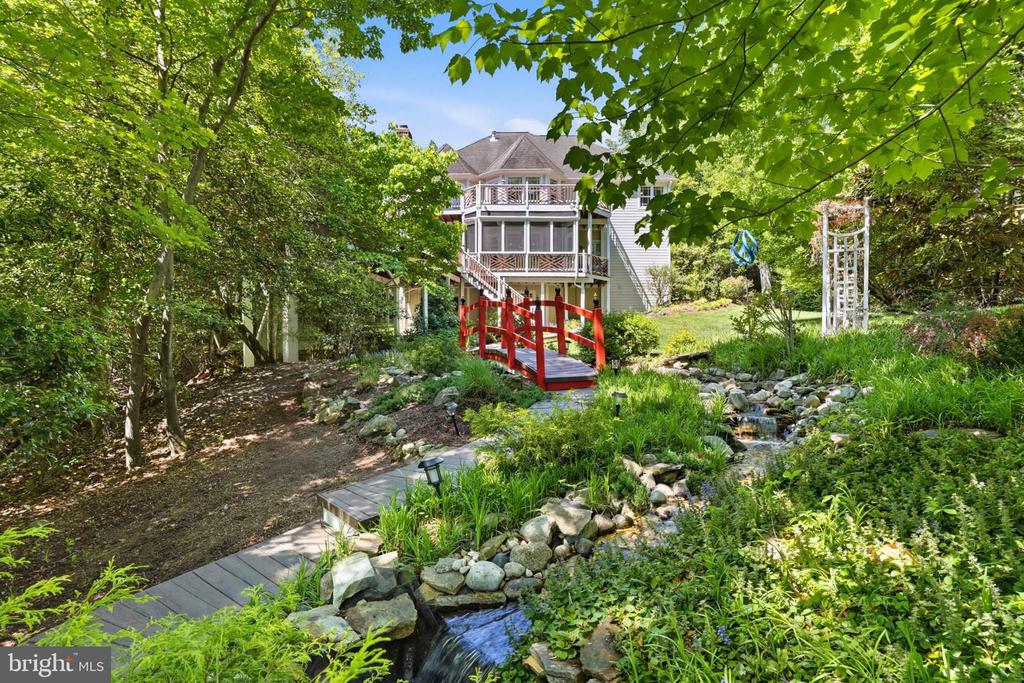 982 STONINGTON DRIVE