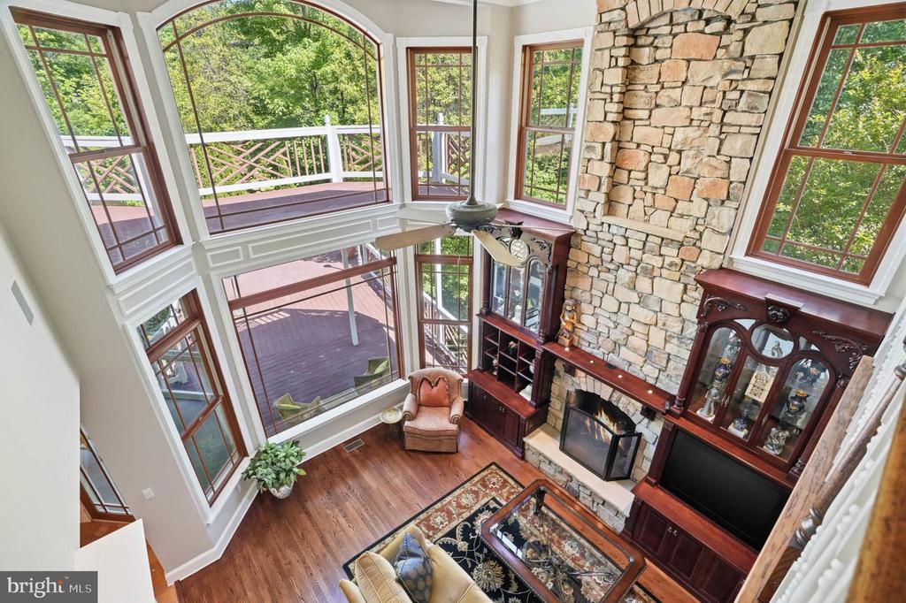982 STONINGTON DRIVE
