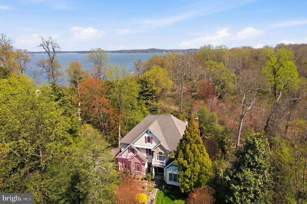 982 STONINGTON DRIVE