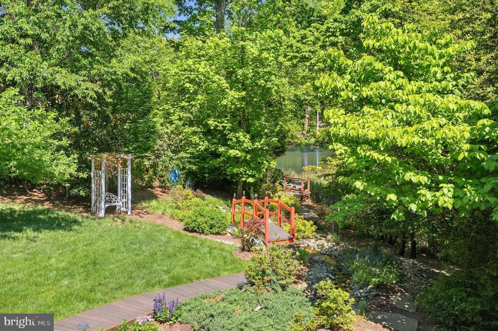 982 STONINGTON DRIVE