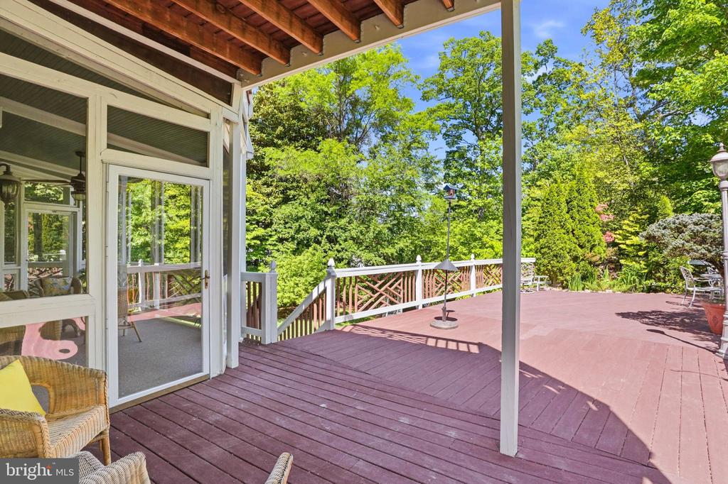 982 STONINGTON DRIVE