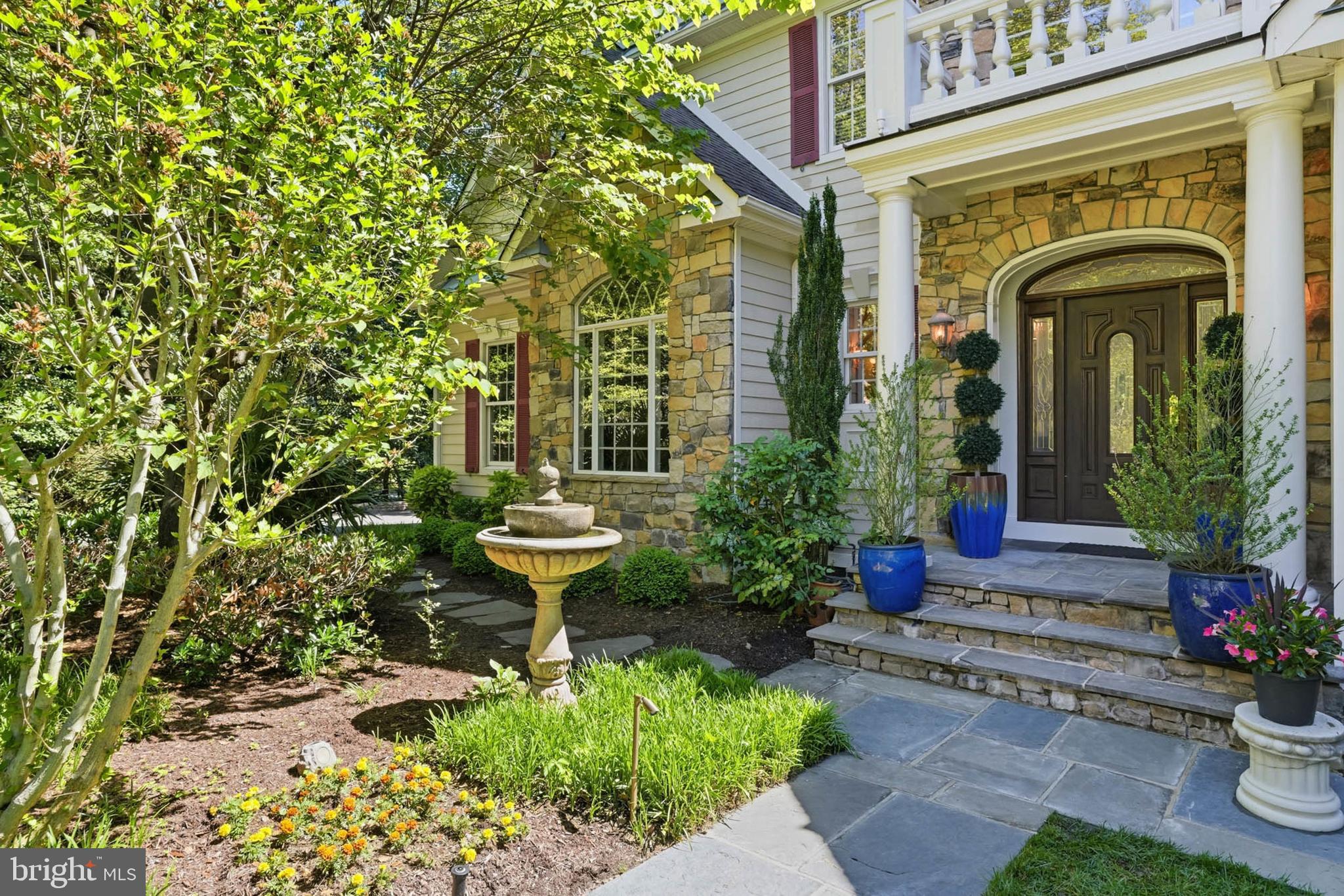 982 STONINGTON DRIVE