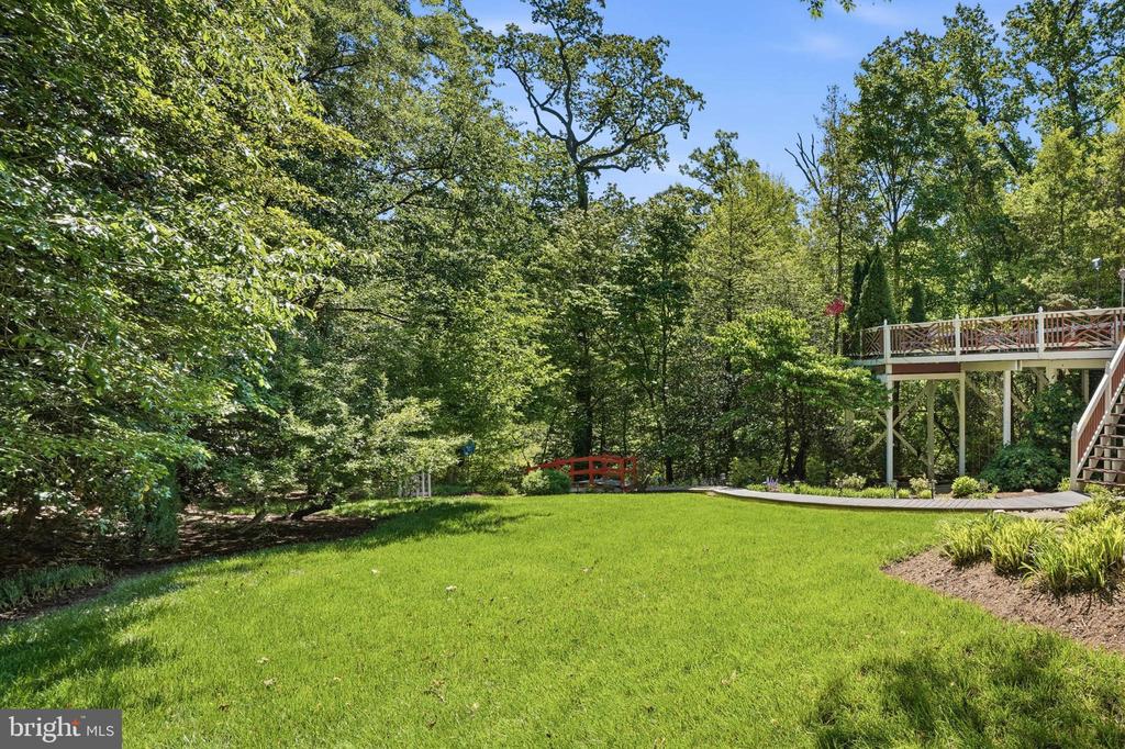 982 STONINGTON DRIVE