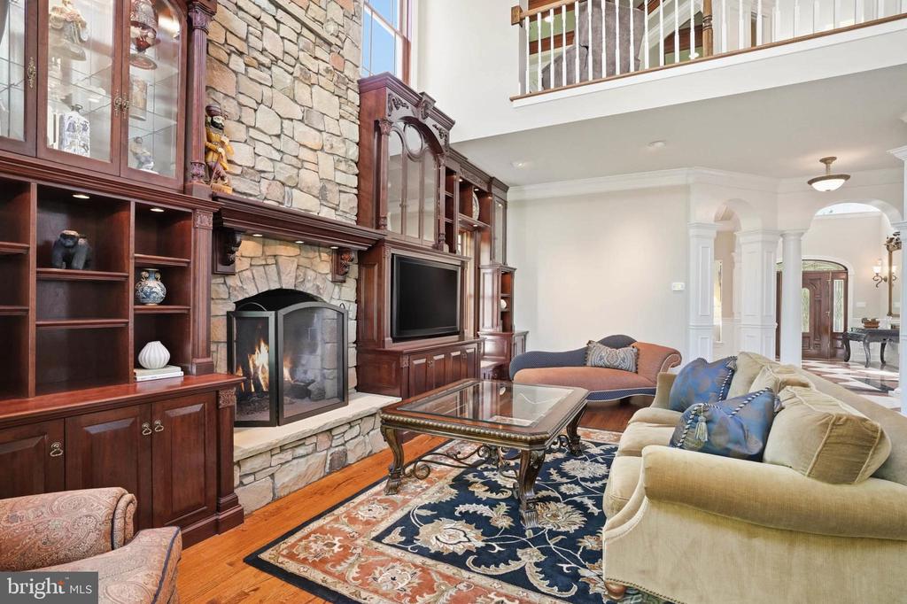 982 STONINGTON DRIVE
