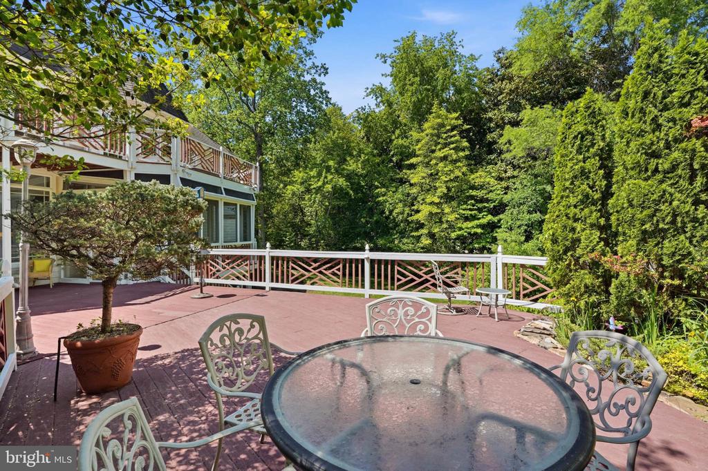 982 STONINGTON DRIVE