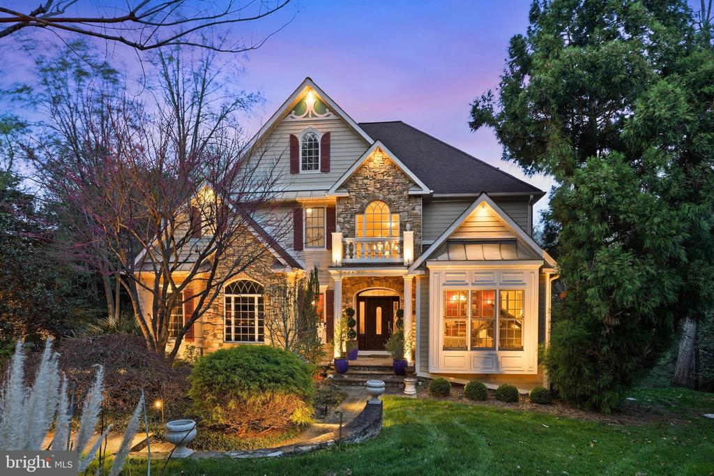 982 STONINGTON DRIVE