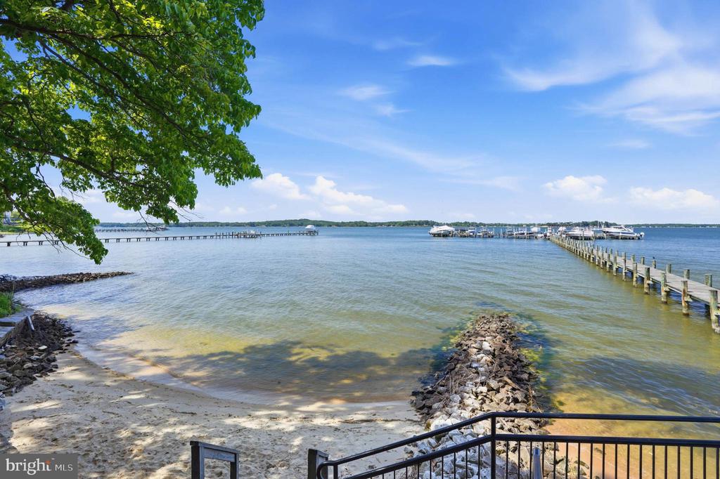 982 STONINGTON DRIVE