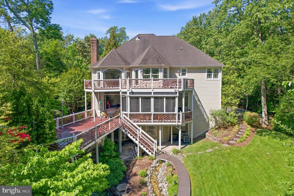 982 STONINGTON DRIVE