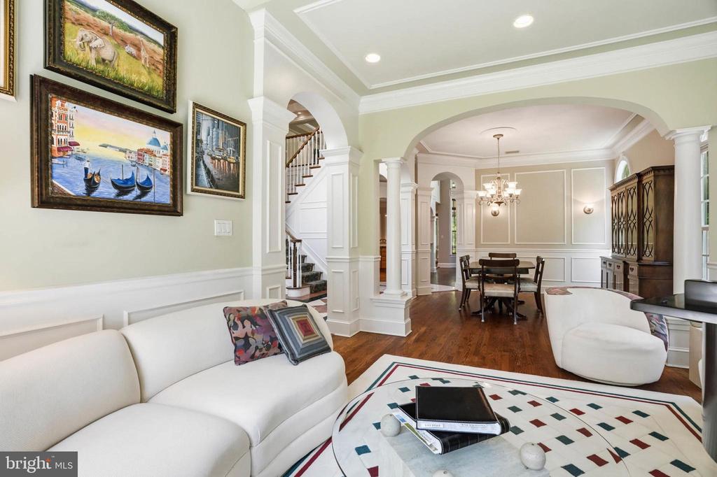 982 STONINGTON DRIVE