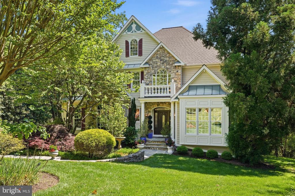 982 STONINGTON DRIVE