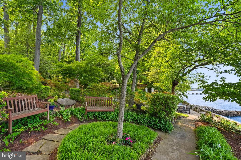 982 STONINGTON DRIVE