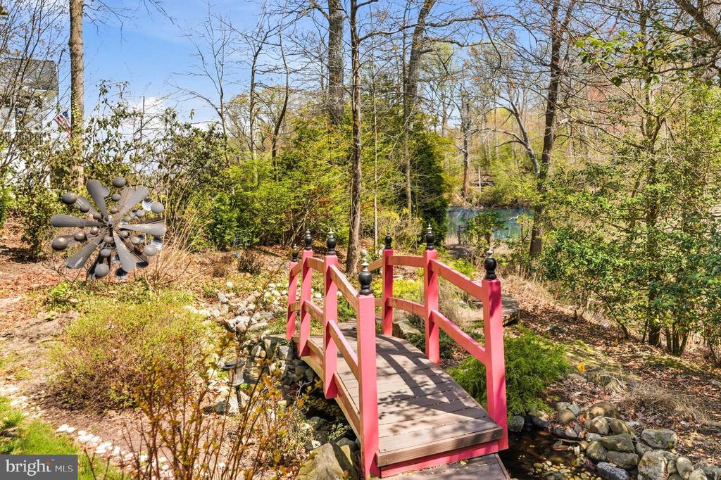 982 STONINGTON DRIVE
