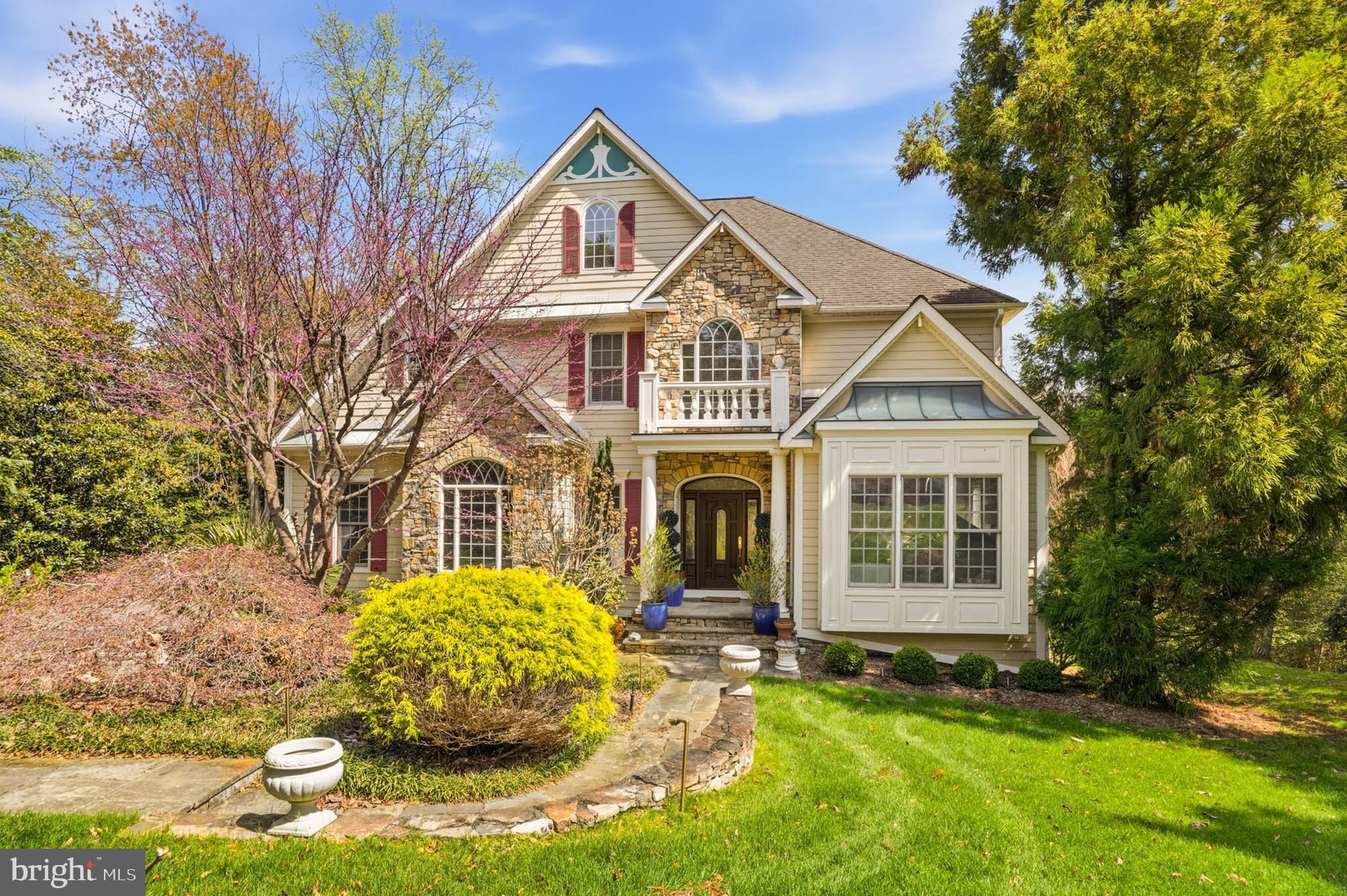 982 STONINGTON DRIVE