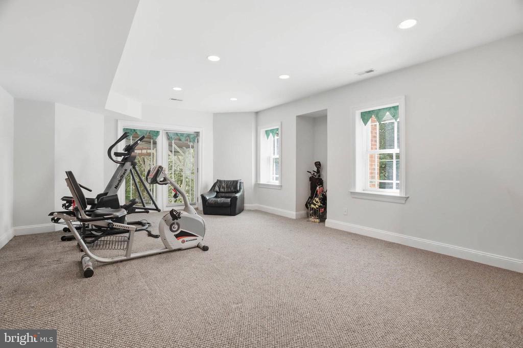 982 STONINGTON DRIVE