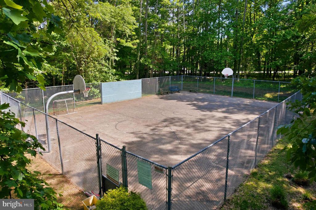 982 STONINGTON DRIVE