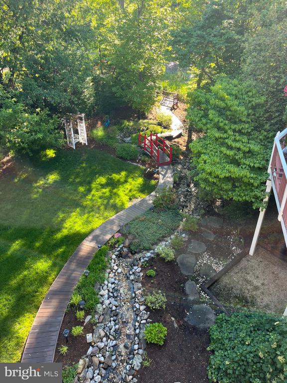 982 STONINGTON DRIVE