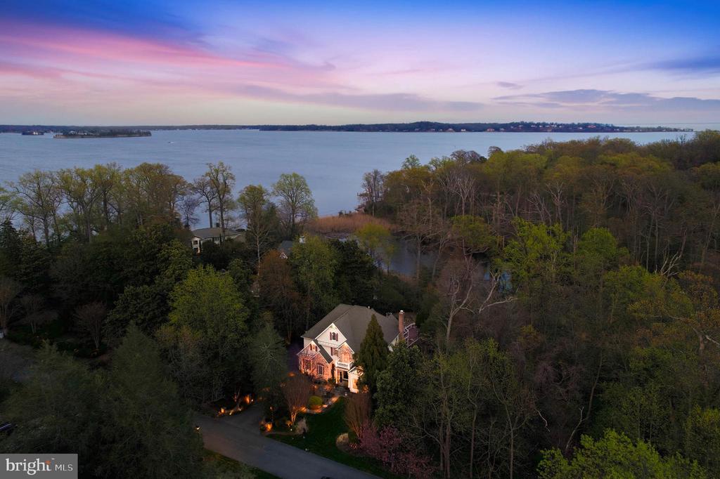 982 STONINGTON DRIVE