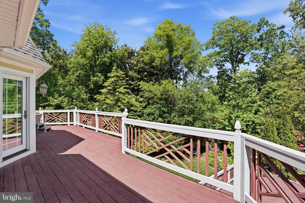 982 STONINGTON DRIVE
