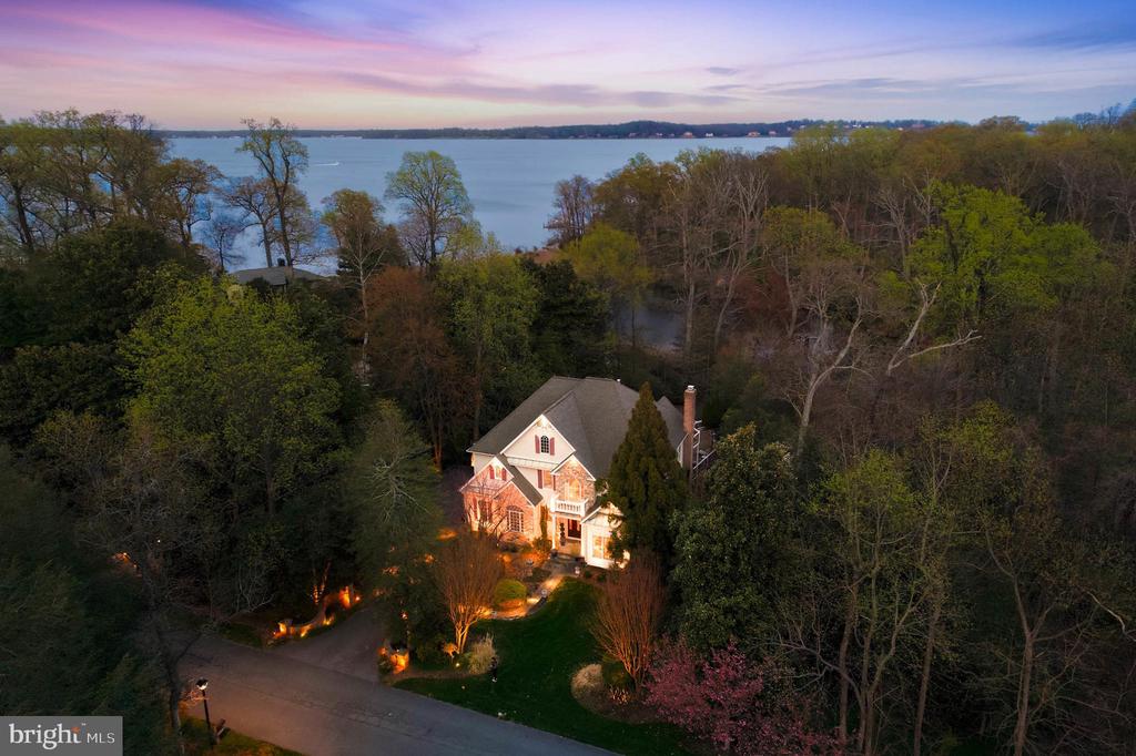 982 STONINGTON DRIVE