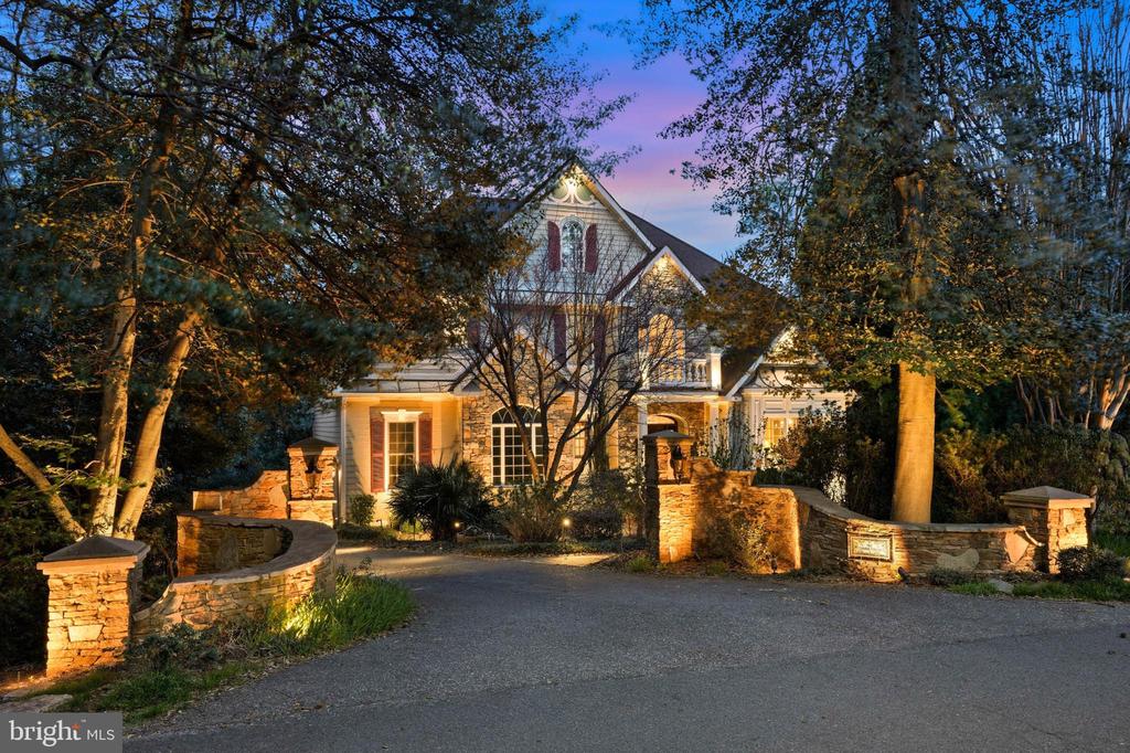 982 STONINGTON DRIVE