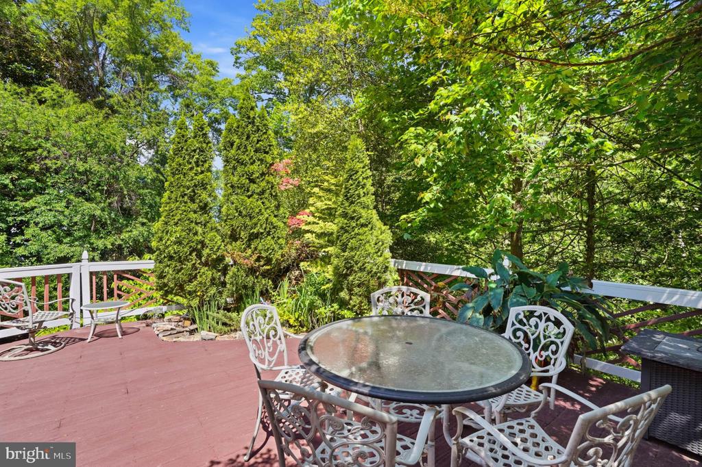 982 STONINGTON DRIVE