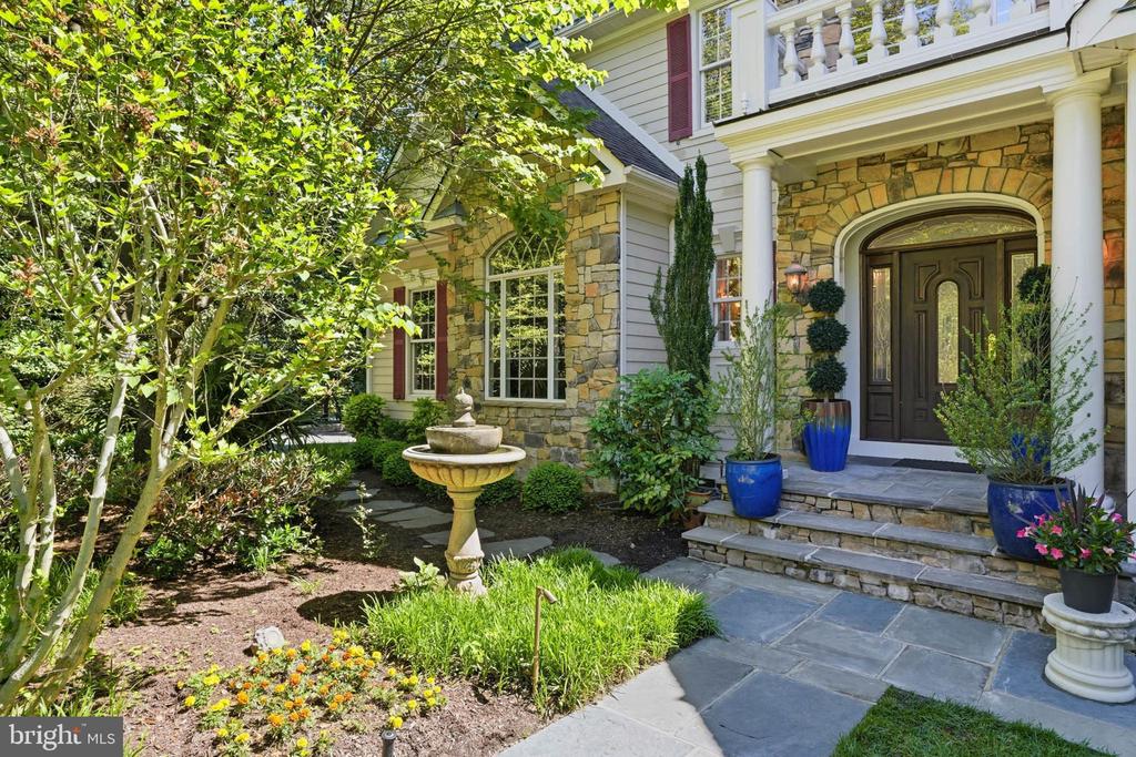 982 STONINGTON DRIVE