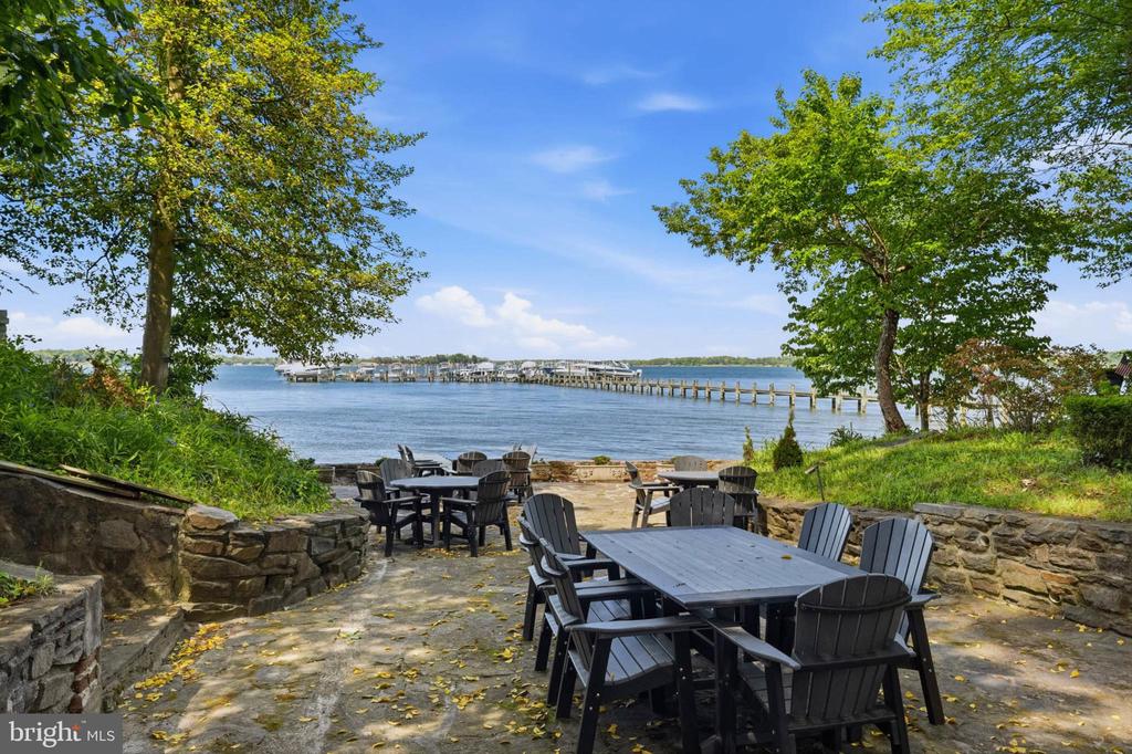 982 STONINGTON DRIVE