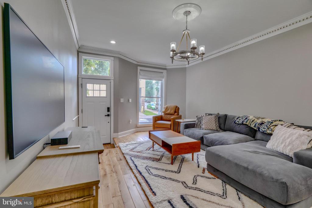 903 W 34th St