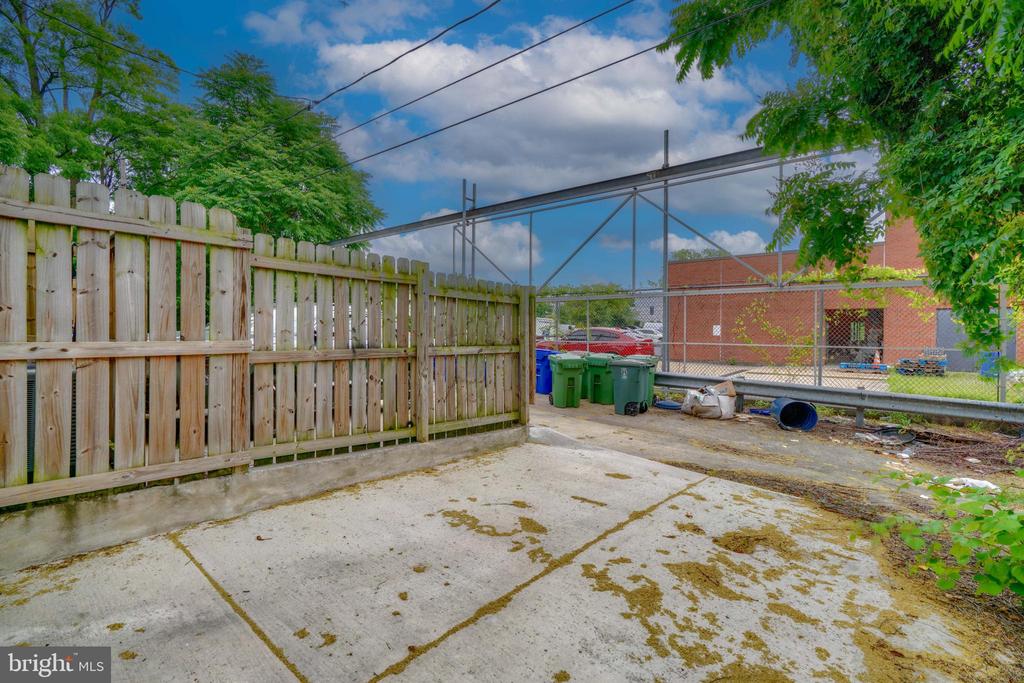 903 W 34th St