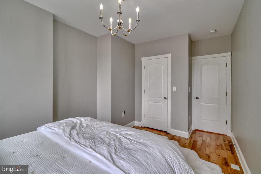 903 W 34th St
