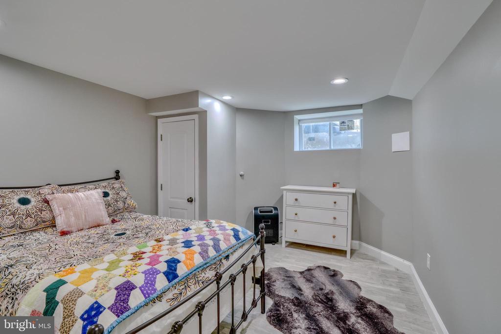 903 W 34th St