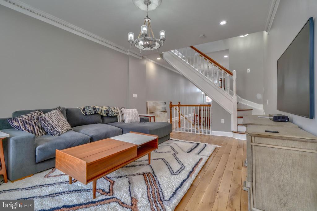 903 W 34th St