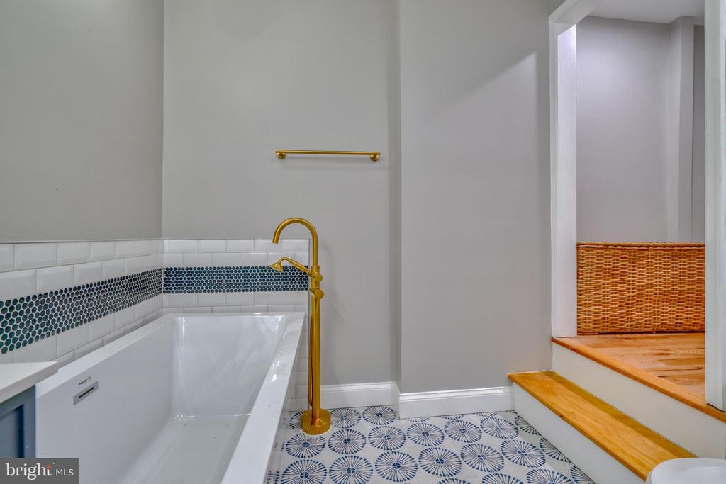 903 W 34th St