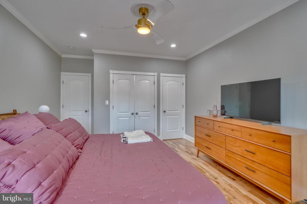 903 W 34th St