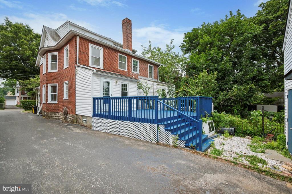 208 EDGEMONT AVENUE
