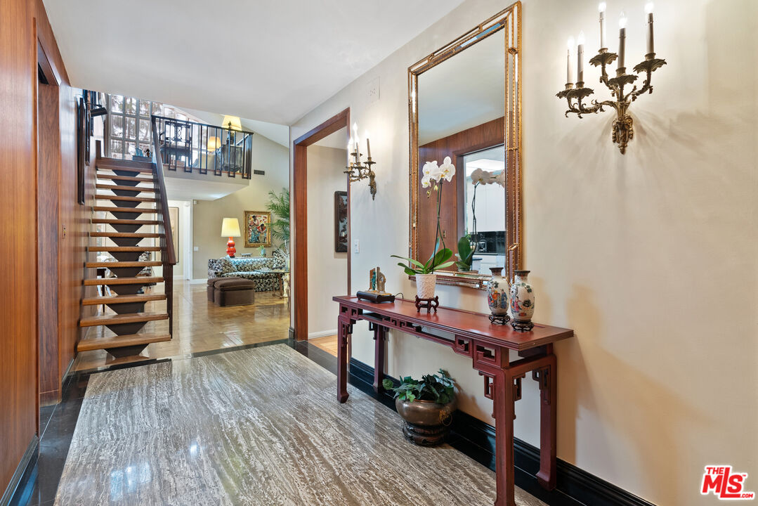 327 N Palm Dr Unit: 303