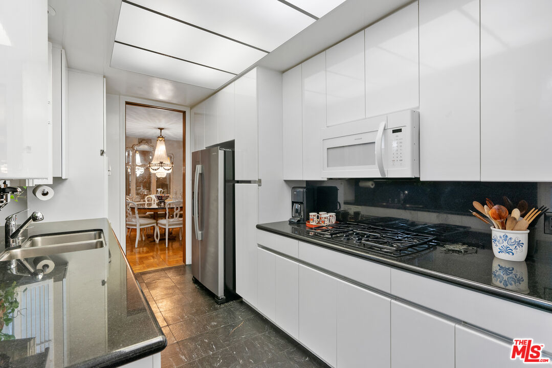 327 N Palm Dr Unit: 303