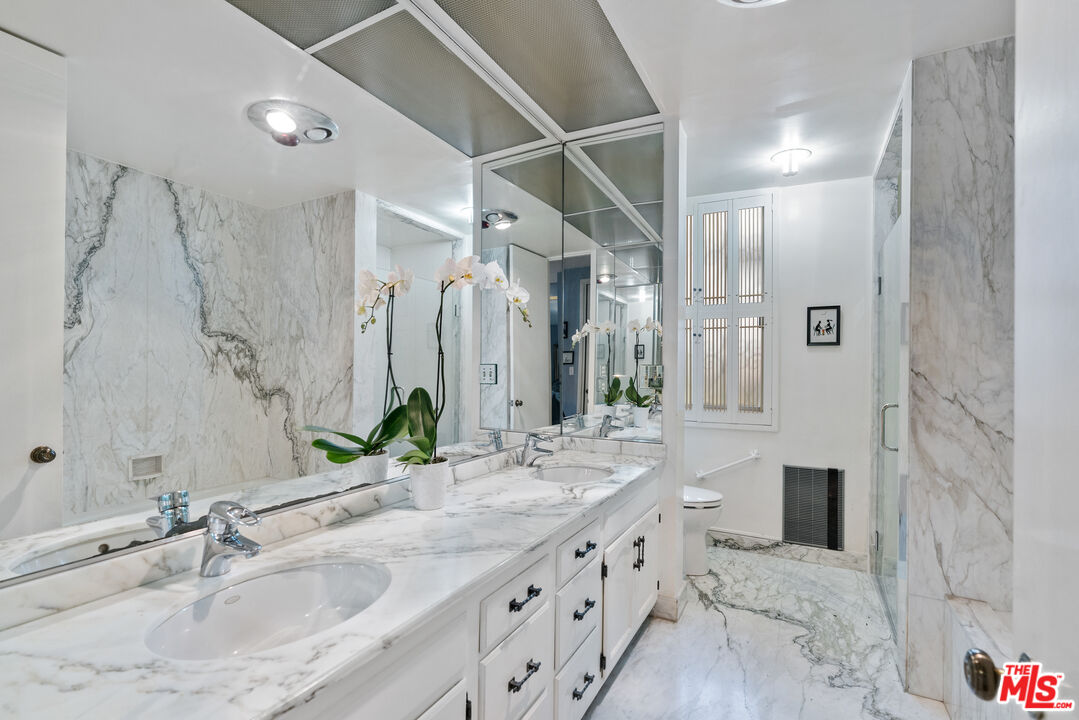 327 N Palm Dr Unit: 303