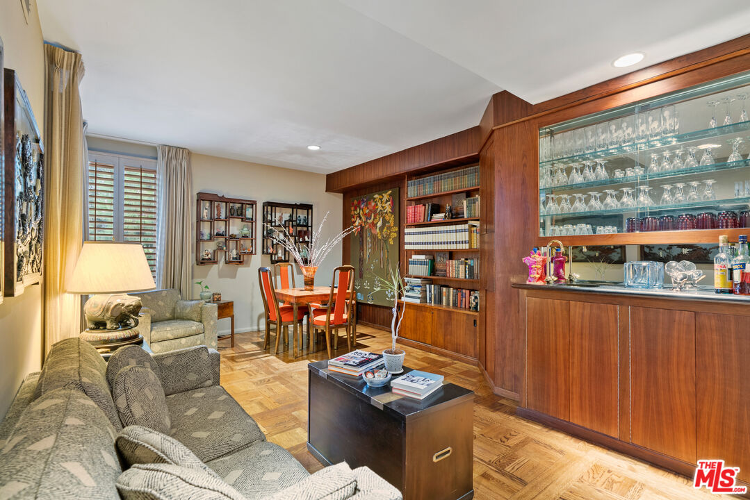 327 N Palm Dr Unit: 303