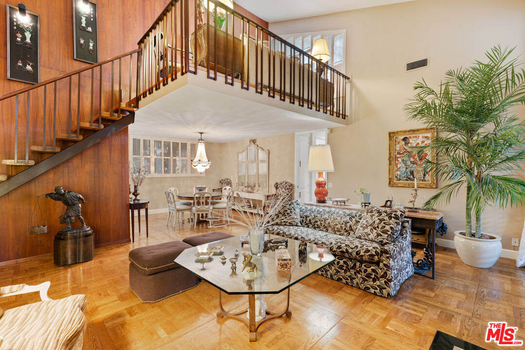 327 N Palm Dr Unit: 303